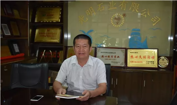開手扶拖拉機(jī)起家的黃明經(jīng)，如何成為南安石材人敬重的前輩？